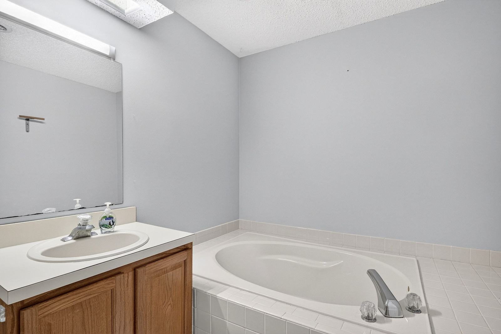 Second en-suite bath with a tiled soaking tub